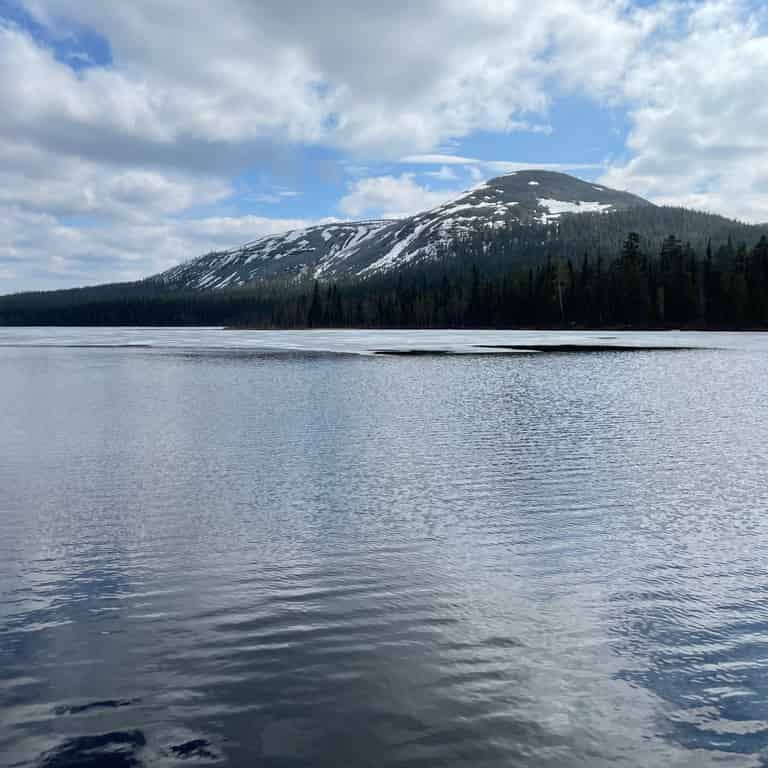 See mit Berg im Hintergrund
