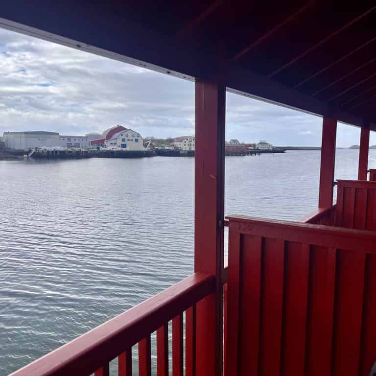 Roter Balkon mit Hafenblick