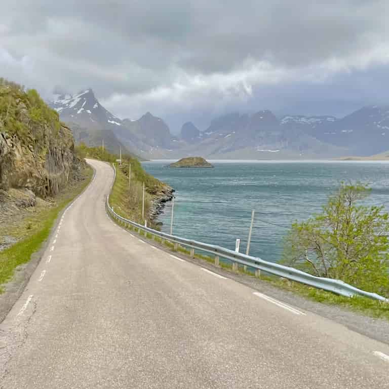 Schmale Küstenstrasse auf den Lofoten