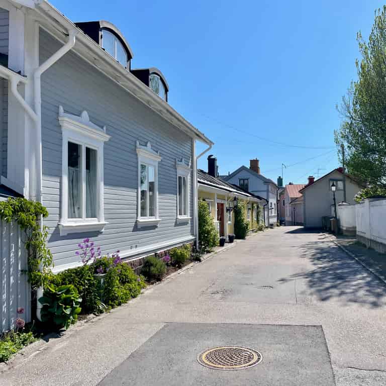 Gasse mit Holzhäusern am Rand der Altstadt