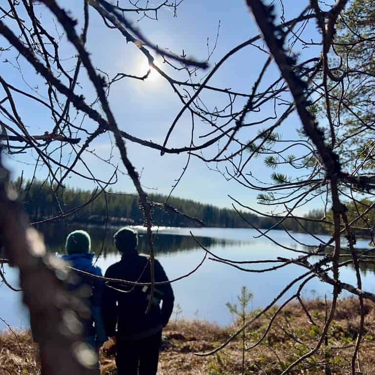 Spaziergang am See bei Sonnenschein