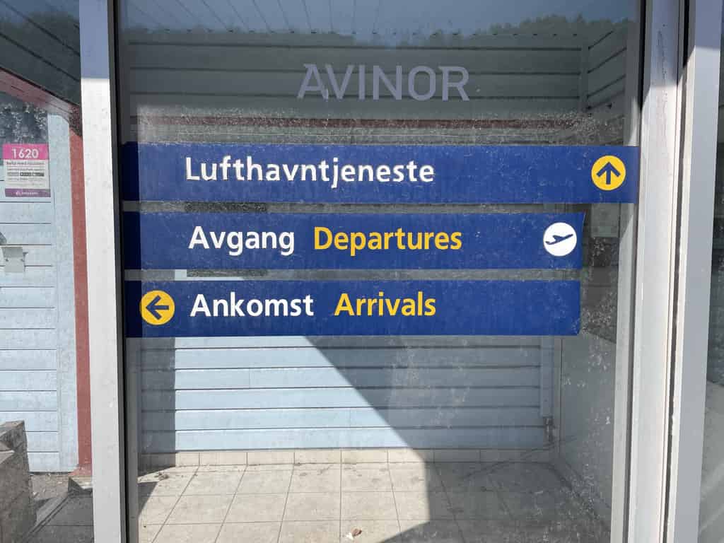 Schild am Flughafen Narvik Framnes
