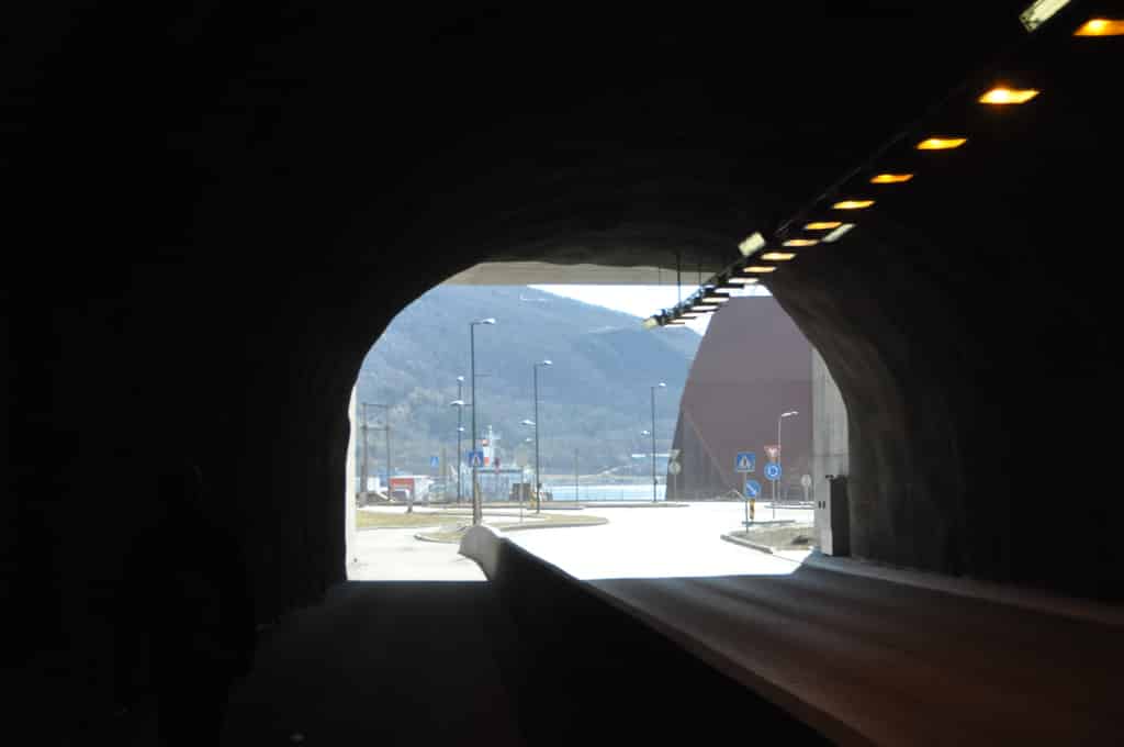 Blick aus einem Tunnel in Narvik