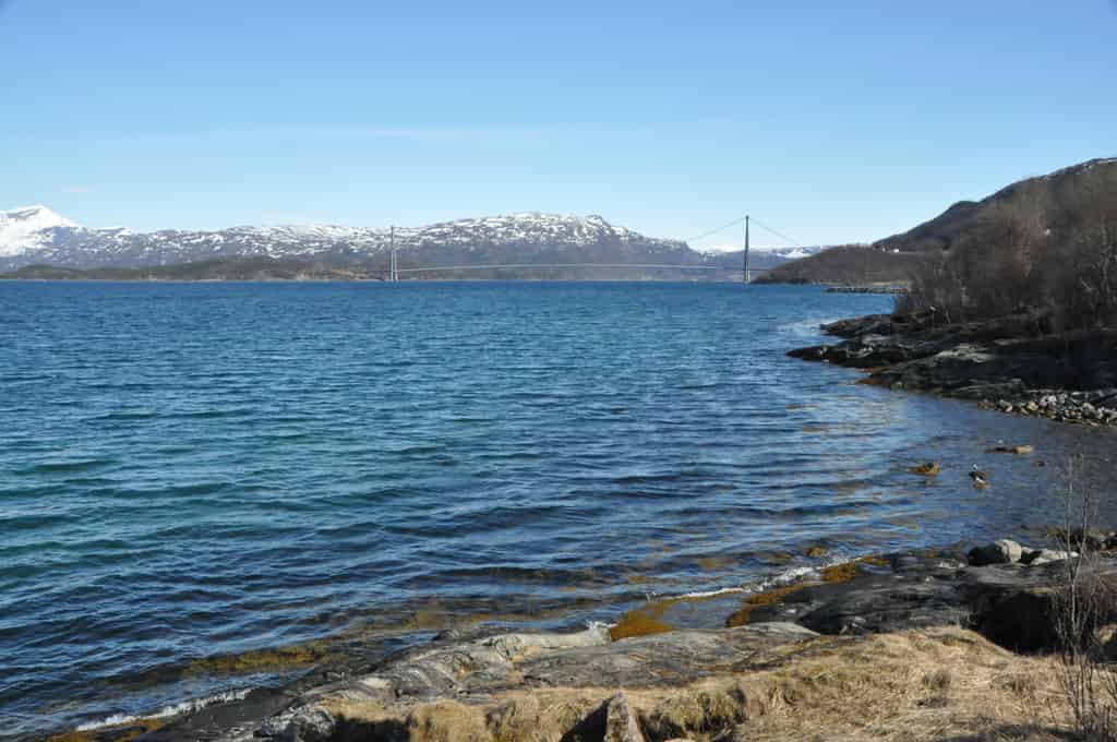 Meer mit Schneebedeckten Bergen im Hintergrund. Fotografiert in Narvik.