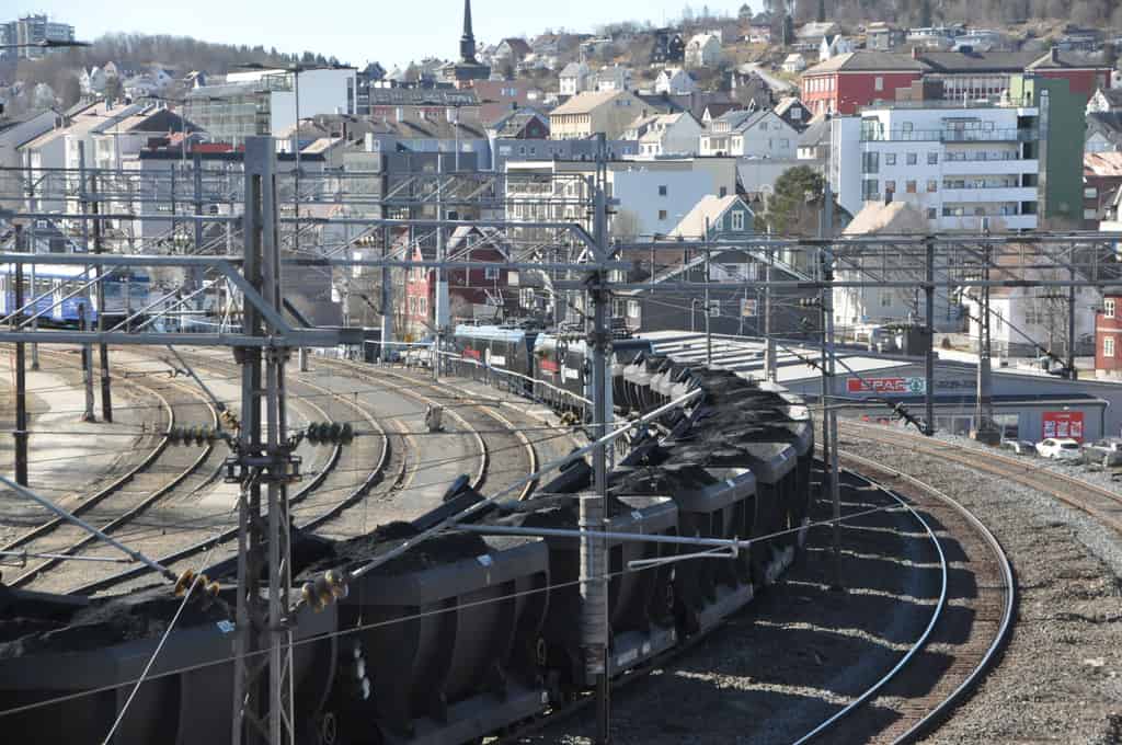 Blick auf einen Zug mit Eisenerz in Narvik