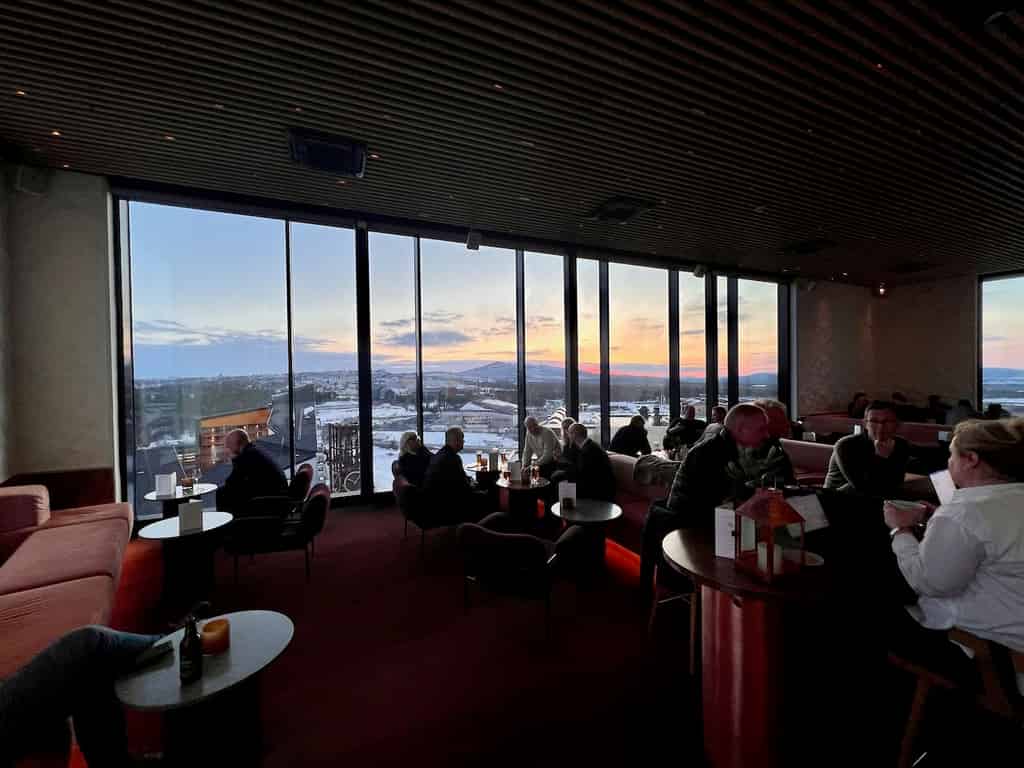 Blick auf eine Bar mit Sonnenuntergang