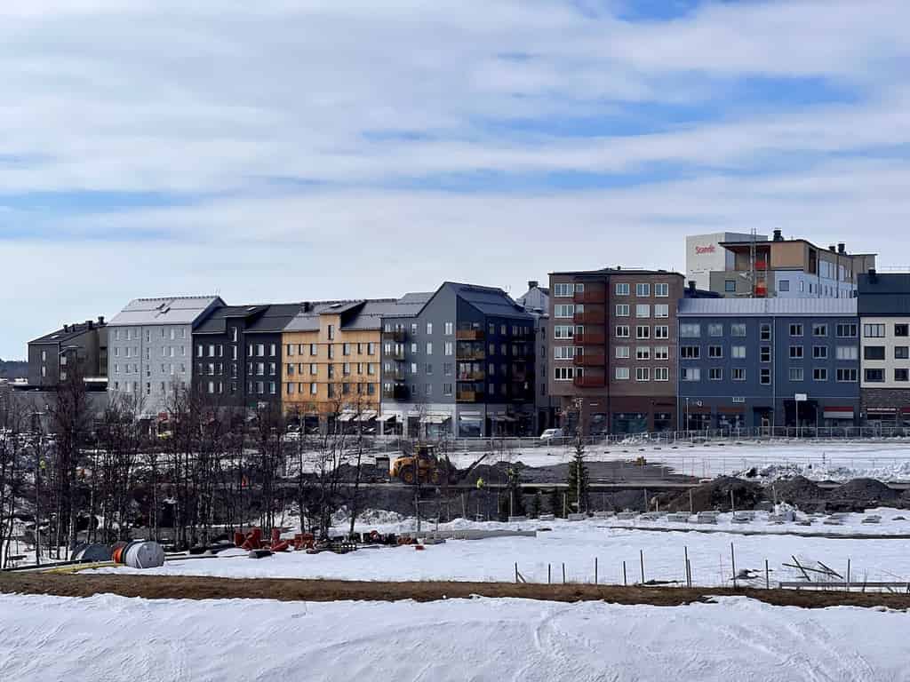 Neu entwickeltes Stadtgebiet mit einer Mischung aus modernen mehrstöckigen Gebäuden in verschiedenen Farben unter klarem Himmel.