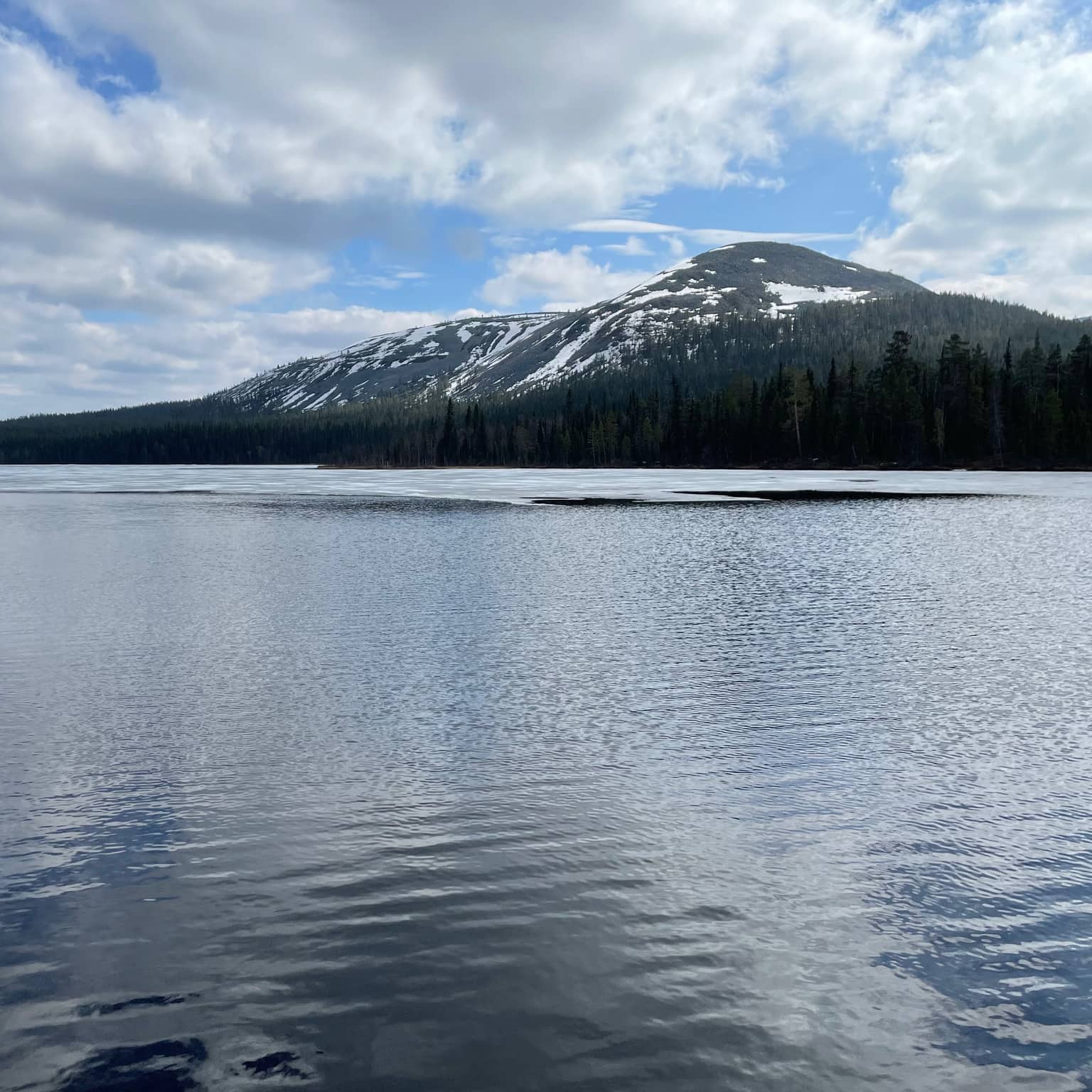 See mit Berg im Hintergrund