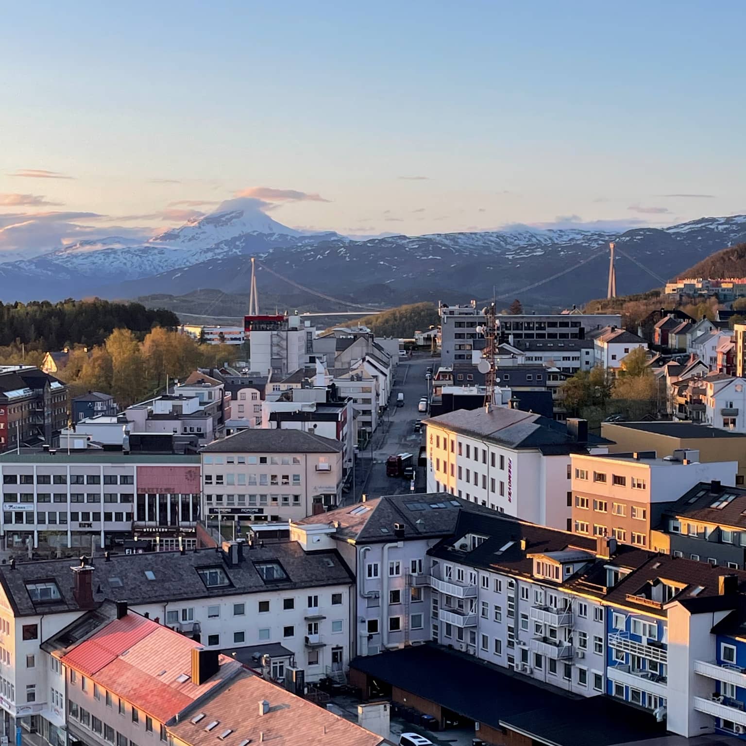 Die Mitternachtssonne scheint auf die Häuser von Narvik