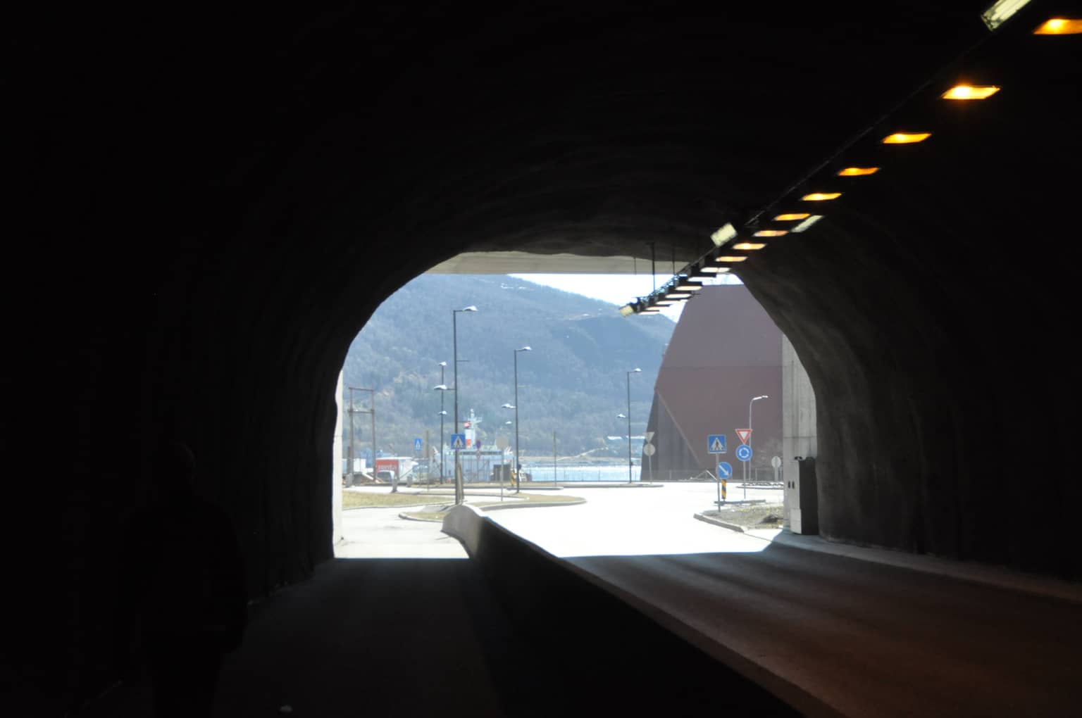 Blick aus einem Tunnel in Narvik