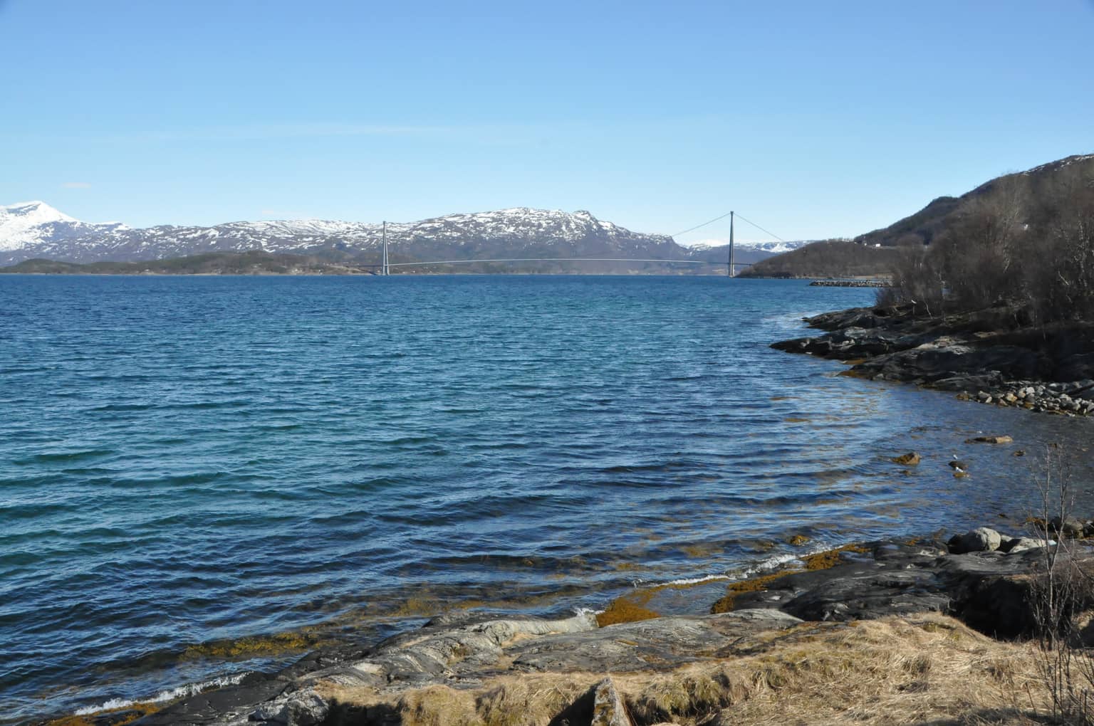 Meer mit Schneebedeckten Bergen im Hintergrund. Fotografiert in Narvik.