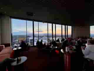 Blick auf eine Bar mit Sonnenuntergang