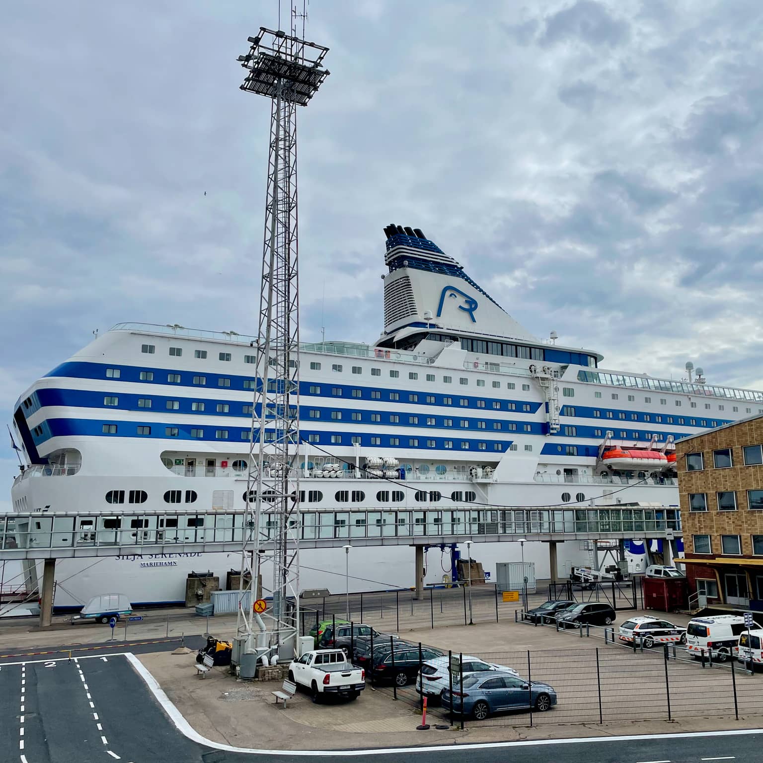 Silja Serenade im Hafen von Helsinki