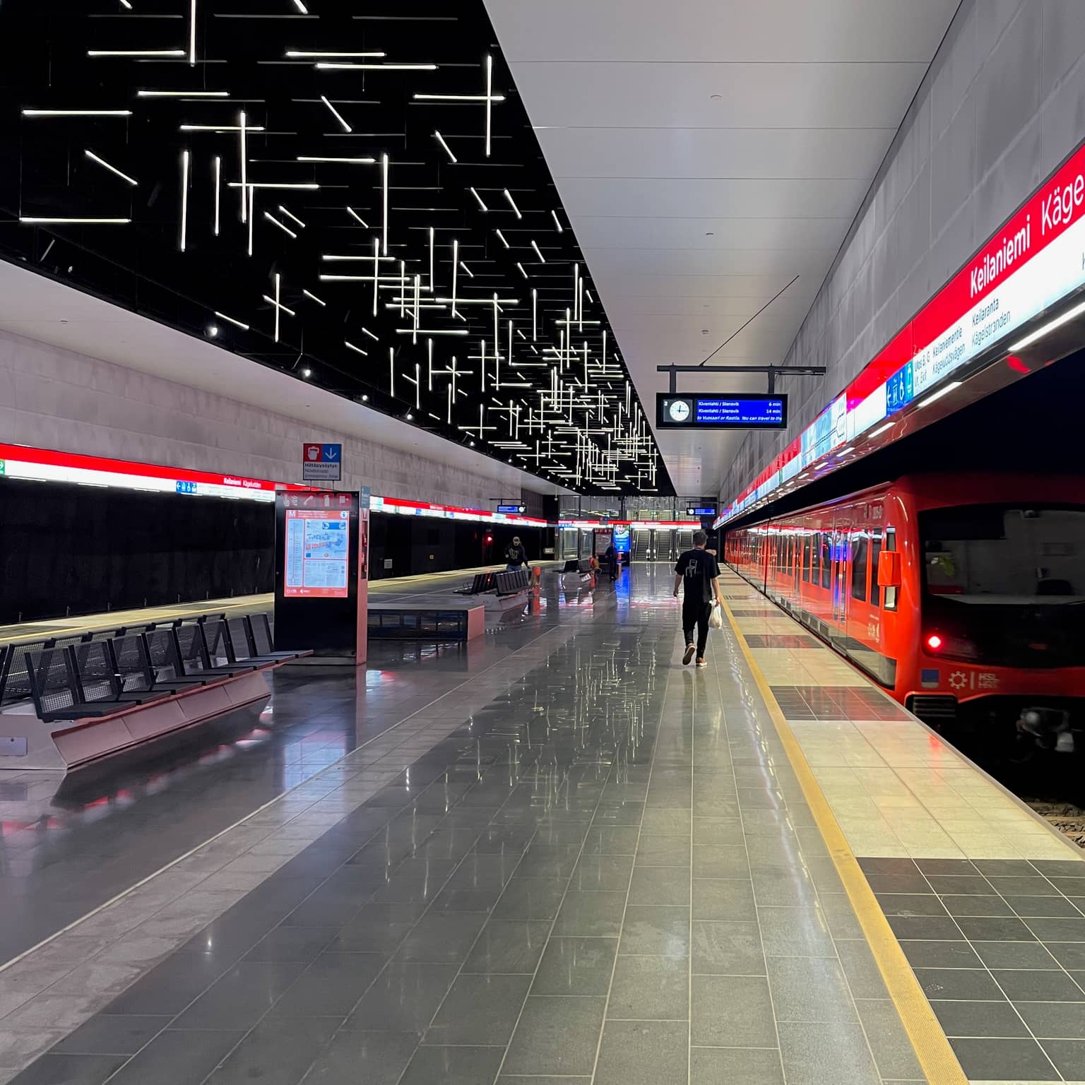 Moderne U-Bahnstation mit rotem Zug