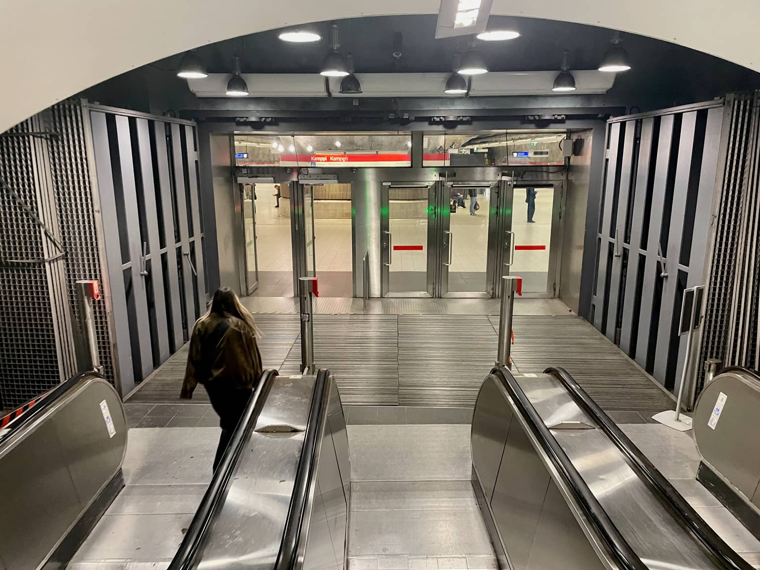 Massive Schutzraumtüren in der U-Bahnstation Kamppi