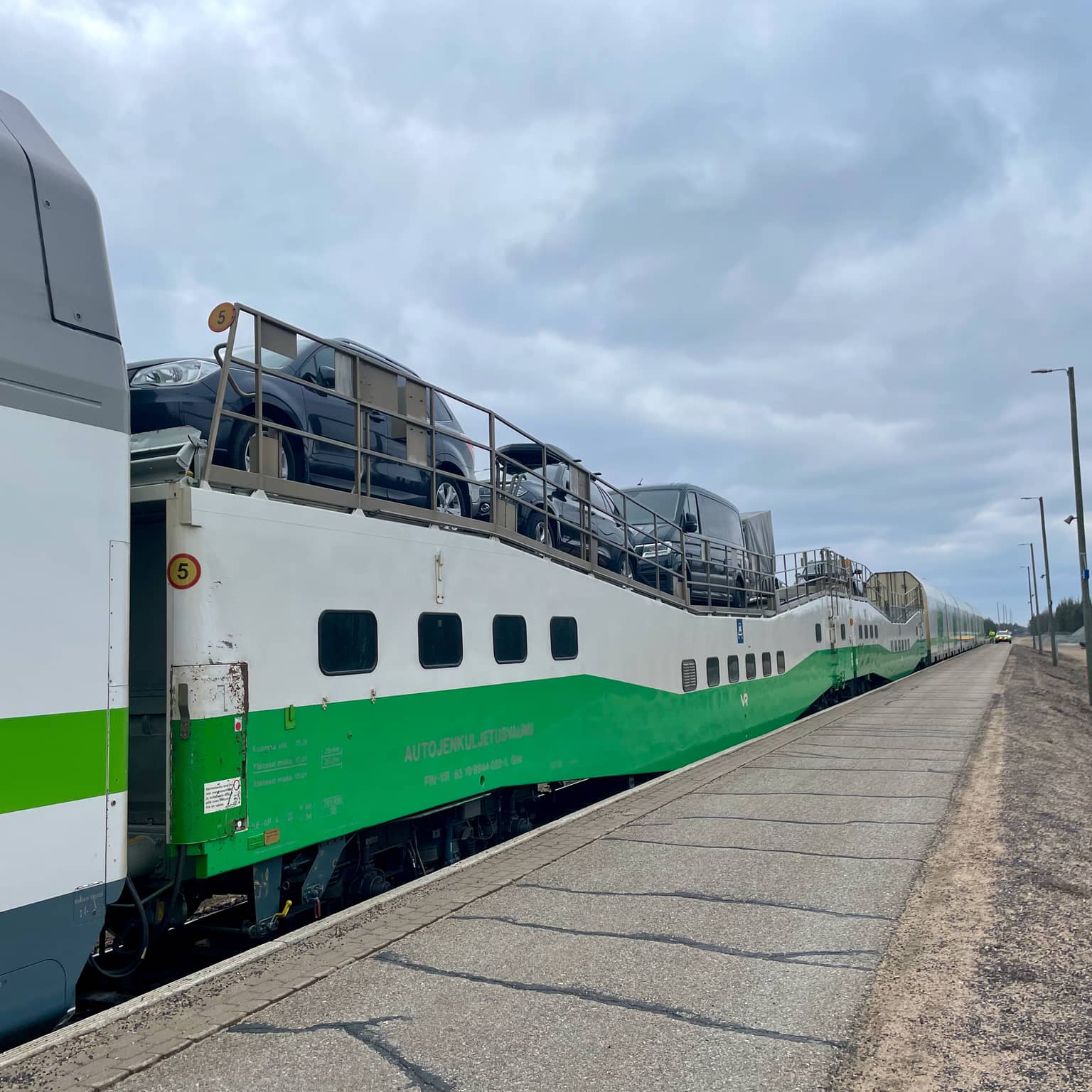 Autotransportwagen des Zuges nach Kolari