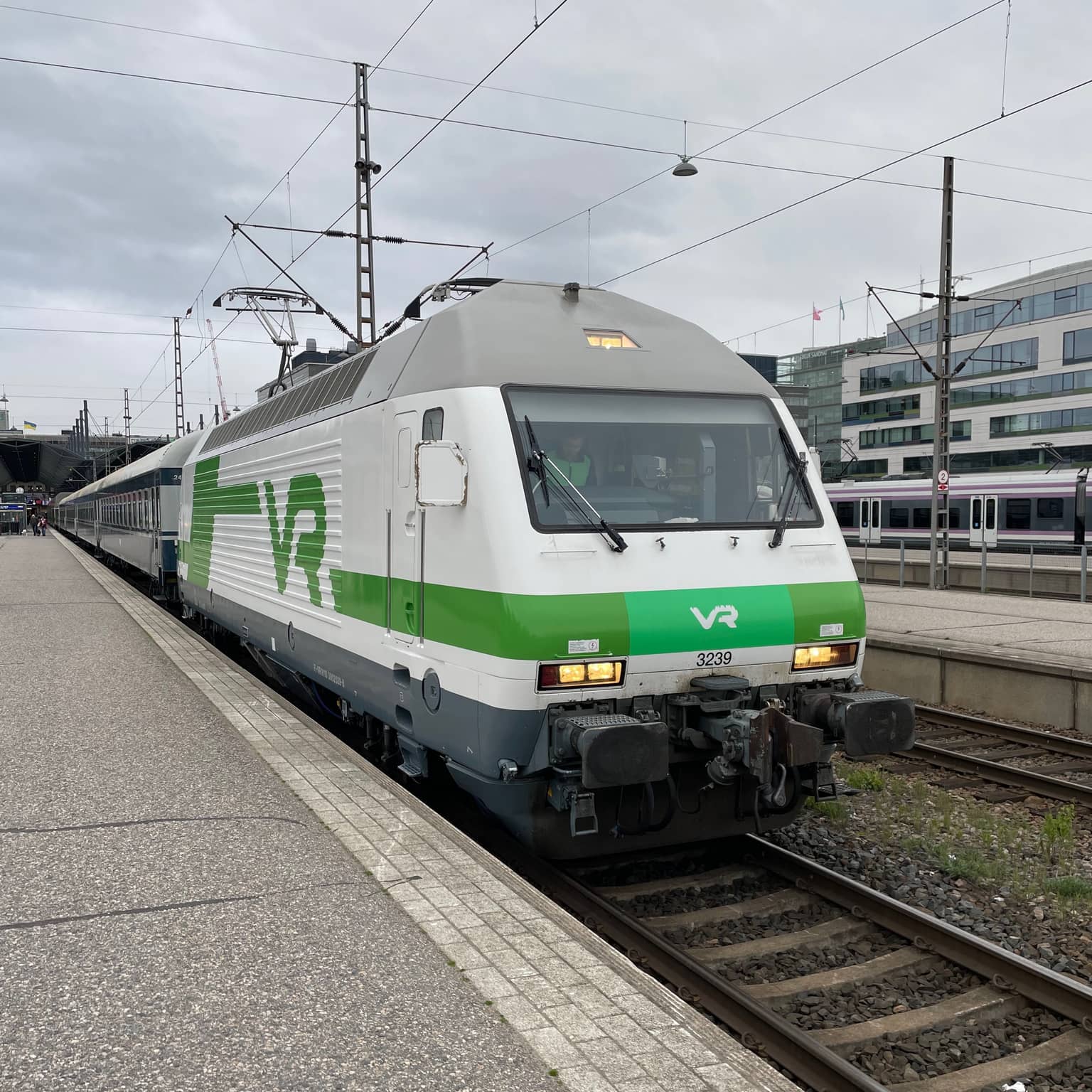 Zug im Hauptbahnhof von Helsinki