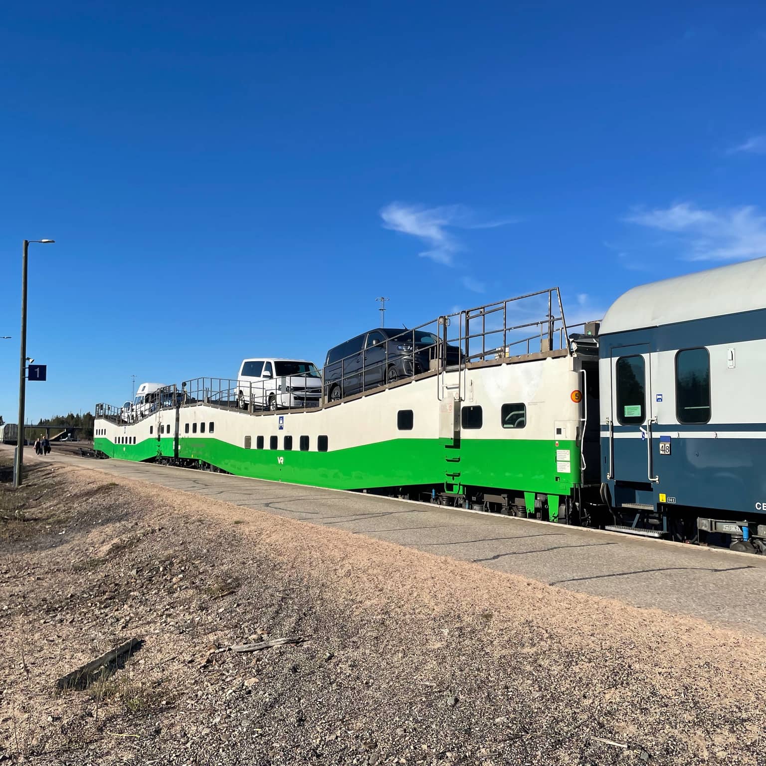 Autotransportwagen im Bahnhof Kolari