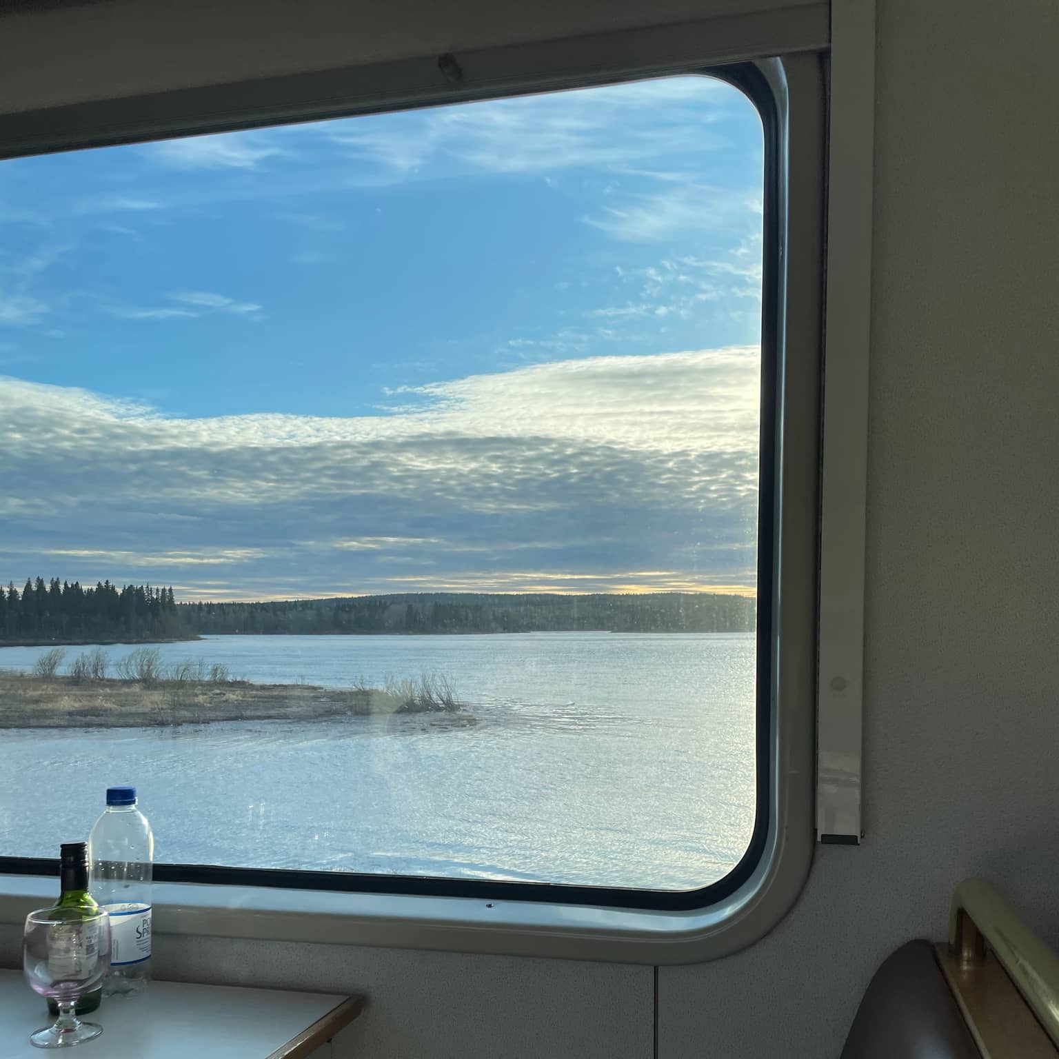 Blick aus dem Zugfenster auf den Torneälven