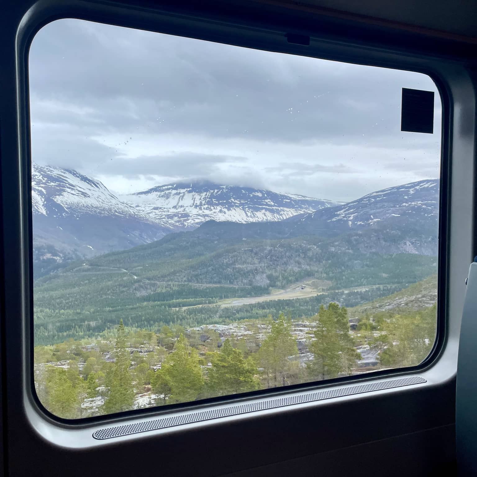 Fahrt durch arktische Gebirgslandschaft