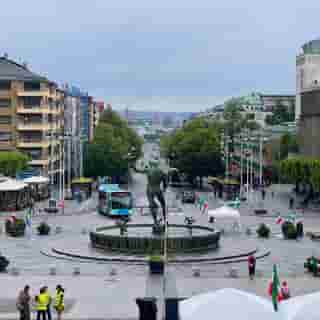 Blick über die Avenyn in Göteborg mit Poseidonbrunnen und blau-weissem Tram.