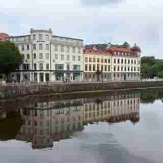 Historische Häuser spiegeln sich im Wasser eines Kanals im Zentrum von Göteborg.