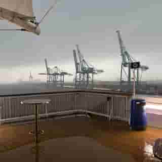 Blick vom nassen Fährdeck auf die grossen Kräne im Containerhafen von Göteborg.